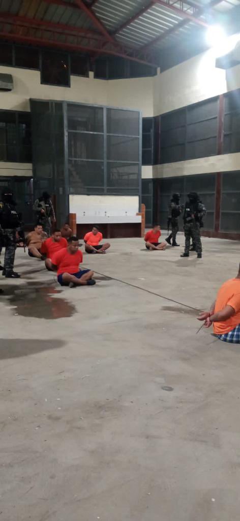 LassoGuillermo's tweet photo. Esta madrugada se realizó un operativo sorpresa en La Roca. Los reos se mantienen sometidos e incomunicados. 

Para aumentar el control se instalará “bodyscan” de rayos x en el filtro de acceso. 

En la #CruzadaPorLaSeguridad las cárceles responden al Estado y no a las mafias. https://t.co/xVFUyIZQOX
