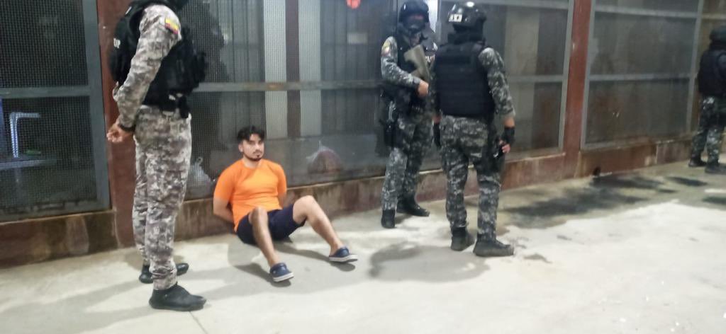 LassoGuillermo's tweet photo. Esta madrugada se realizó un operativo sorpresa en La Roca. Los reos se mantienen sometidos e incomunicados. 

Para aumentar el control se instalará “bodyscan” de rayos x en el filtro de acceso. 

En la #CruzadaPorLaSeguridad las cárceles responden al Estado y no a las mafias. https://t.co/xVFUyIZQOX