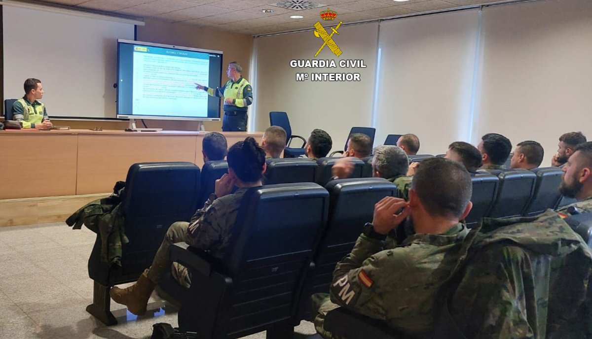 guardiacivilPon's tweet photo. El #Subsector de #Tráfico de la #GuardiaCivil de #Pontevedra impartió durante esta mañana en el salón de actos de la Comandancia una charla de seguridad vial a efectivos de la #BRILAT de Pontevedra. https://t.co/EwOv6VB94b