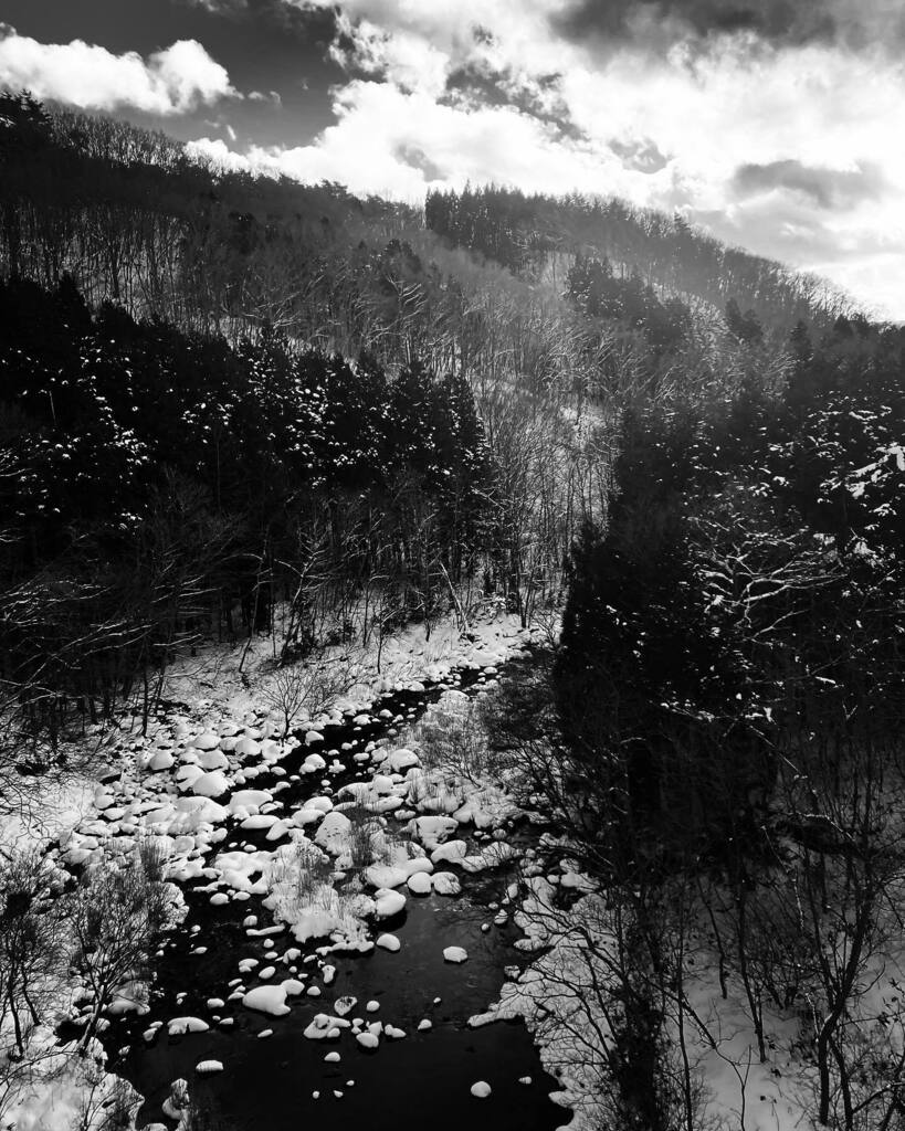 moco_cota's tweet photo. #山　#川　#雪　#風景　#モノクロ　#白黒
#mountain #river #snow #landscape #monochrome #bnw https://t.co/DaZ9ncXJ1P https://t.co/2QLRrQu0EK