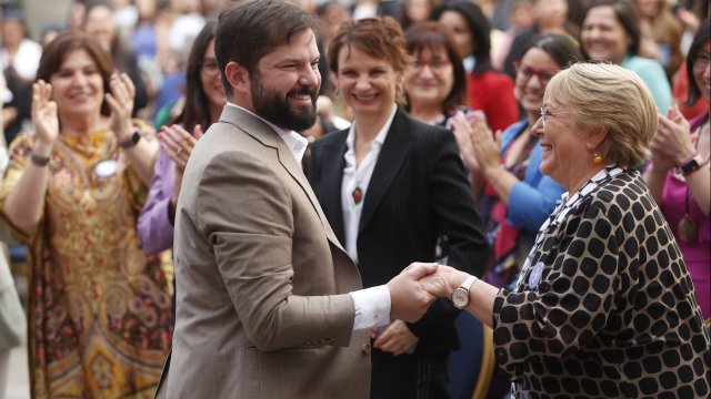 N_PrensaCL's tweet photo. 🔴 ExPresidenta Bachelet junto al Presidente @GabrielBoric en La Moneda, en el marco de la conmemoración del Día Internacional de la Mujer. https://t.co/QGGWslnUUX