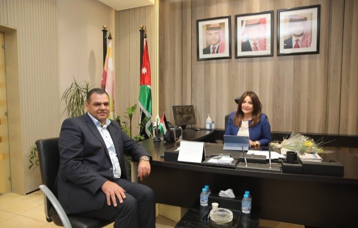 الرزّي قائماً بأعمال نائب أمين عمان في #يوم_المرأة_العالمي
كلّف نائب أمين عمان محمد رسمي القيسي عضو مجلس أمانة عمان بشرى الرزي القيام بأعمال نائب الأمين احتفالاً بيوم المرأة العالمي الذي يصادف اليوم.