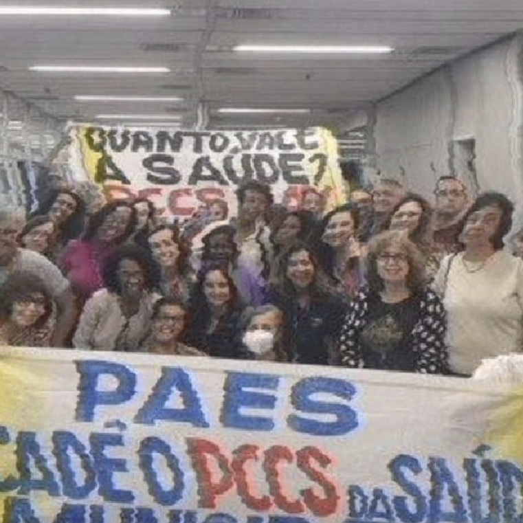 MariStelaRio's tweet photo. @eduardopaes @joycetrindadee_ @tainadepaularj @tatiroque @MainaCelidonio 8 de Março é dia de lembrar a importância da profissional de saúde que trabalha no SUS. Essa mulher cumpre jornadas triplas, quádruplas  em 3 ou 4 empregos, pois com o salário da prefeitura não é possível sustentar suas famílias. 

PCCS JÁ! CADÊ?
#PccsSaudeRio 
#ReestatizaSus https://t.co/qkkvqRn778