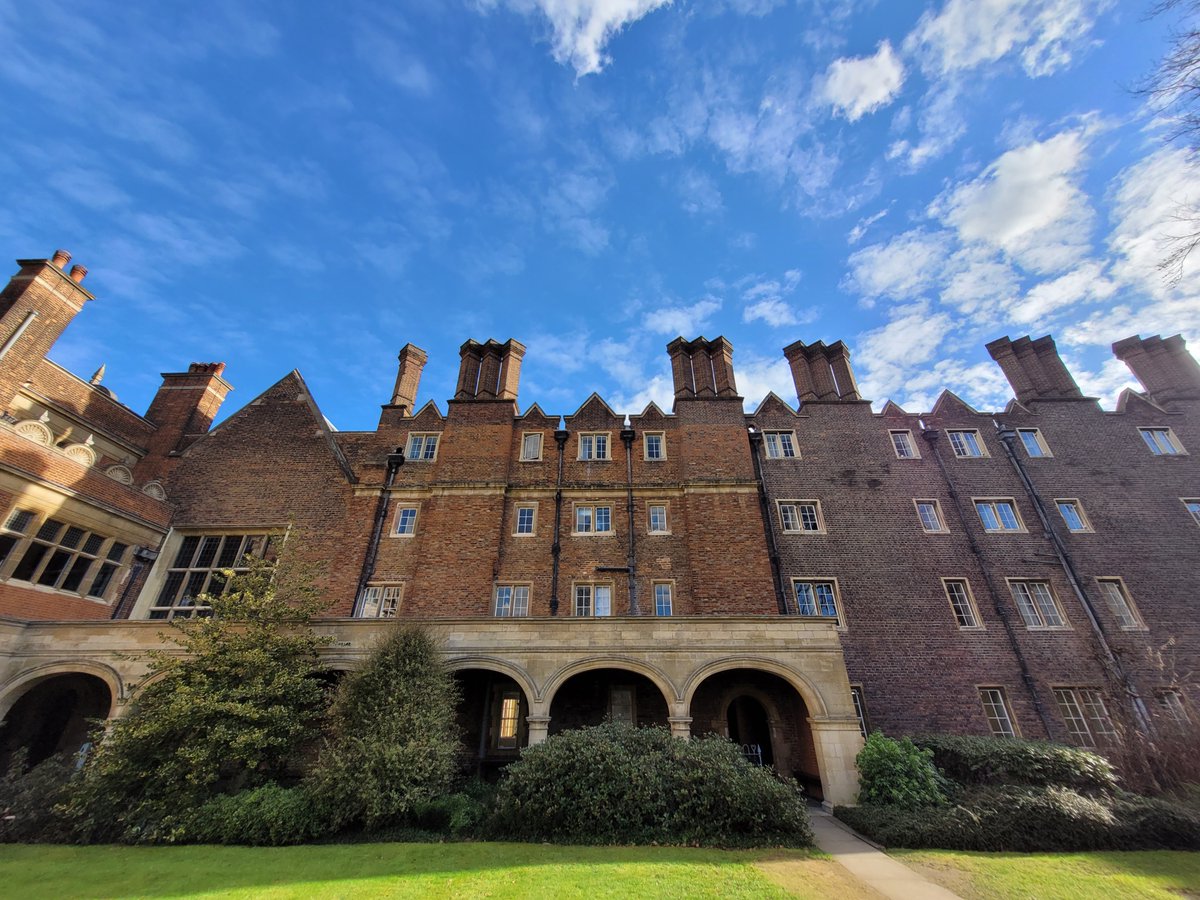SidneySussex's tweet image. 📷Blue skies and beautiful, late afternoon light in Cloister Court yesterday.
#SidneySussexCollege #SidneySussex
#CambridgeUniversity