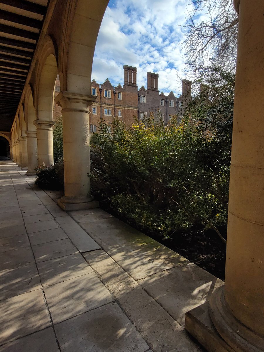 SidneySussex's tweet image. 📷Blue skies and beautiful, late afternoon light in Cloister Court yesterday.
#SidneySussexCollege #SidneySussex
#CambridgeUniversity