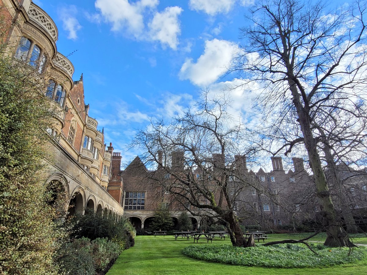 SidneySussex's tweet image. 📷Blue skies and beautiful, late afternoon light in Cloister Court yesterday.
#SidneySussexCollege #SidneySussex
#CambridgeUniversity