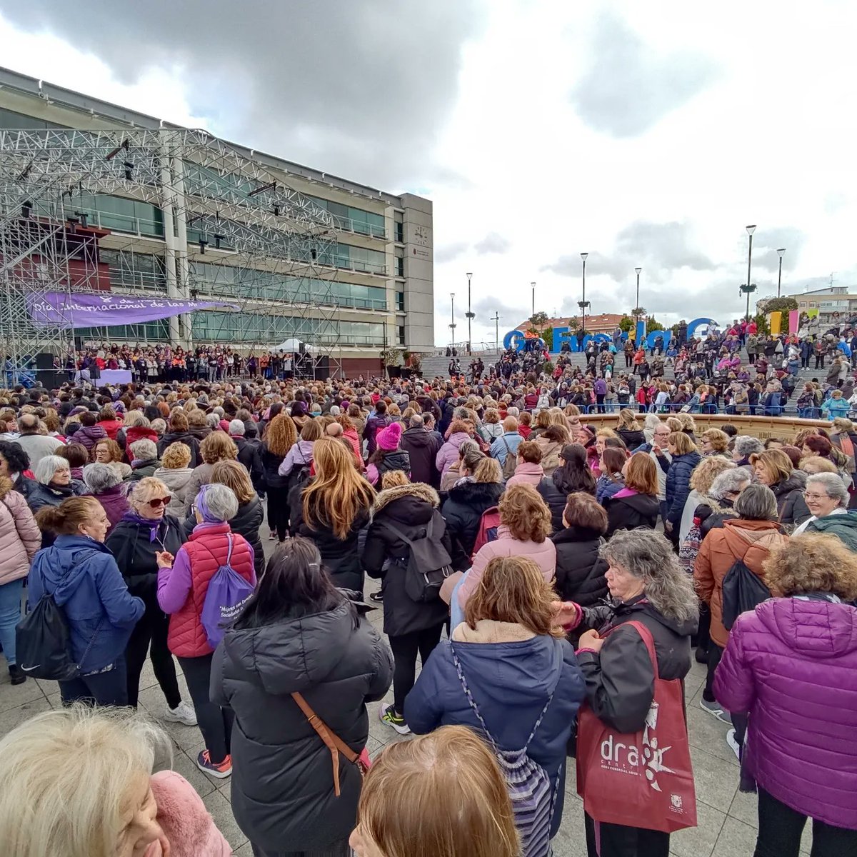 UnidasFuenla's tweet photo. #Fuenlabrada vuelve a demostrar su compromiso con el #feminismo 🙂 más de 10.000 personas han hecho el recorrido de la marcha por la igualdad ♀️
Sigamos trabajando teniendo presente el lema del Consejo Local de la Mujer "La igualdad transforma la ciudad". https://t.co/B8YB0rCqdt