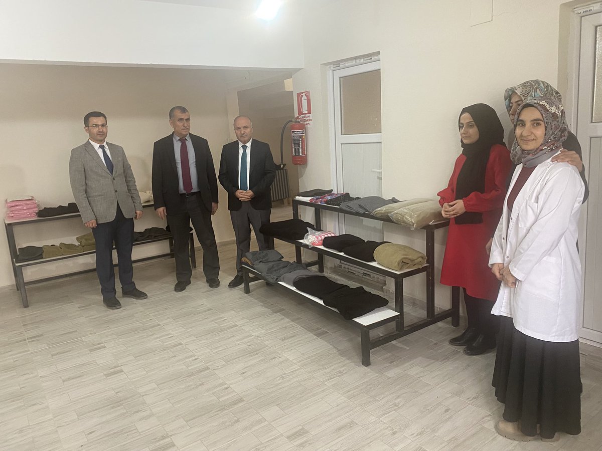 Bitlis_Mem's tweet photo. İl Milli Eğitim Müdürümüz Sn. Mehmet Emin KORKMAZ; Adilcevaz ilçe müdürü @YavuzBEKARDE beyle halk eğitim merkezinde Depremzedeler için üretilen battaniye, uyku tulumu, polar,atkı,kazak üretimini yerinde inceledi ve emeği geçenlere teşekkür etti,.@tcmeb @ZekineDayolu https://t.co/bfw7d5Tvhk
