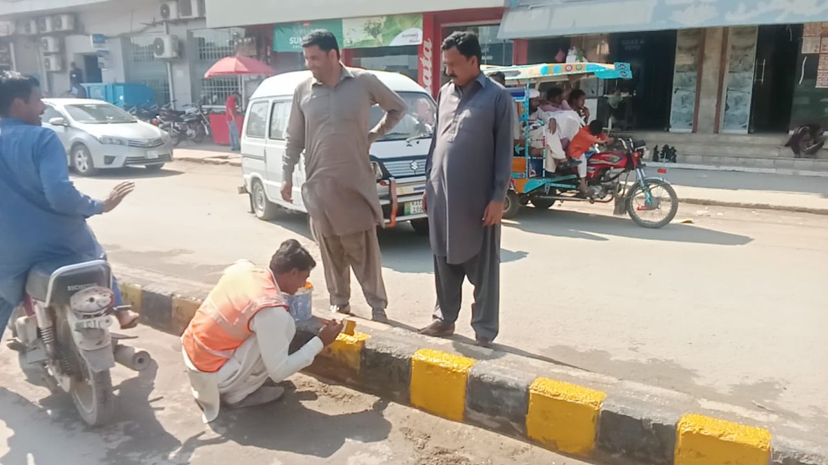 CaptSamiCSP's tweet photo. جہلم شہر کے ساتھ ساتھ ضلع کی تمام تحصیلوں میں بھی صفائی مہم کا آغاز۔ پنڈدادنخان میں شاہراوں کی صفائی اور کرب سٹون پر رنگ و روغن کا کام جاری ہے۔ https://t.co/ErxlVzGCrs