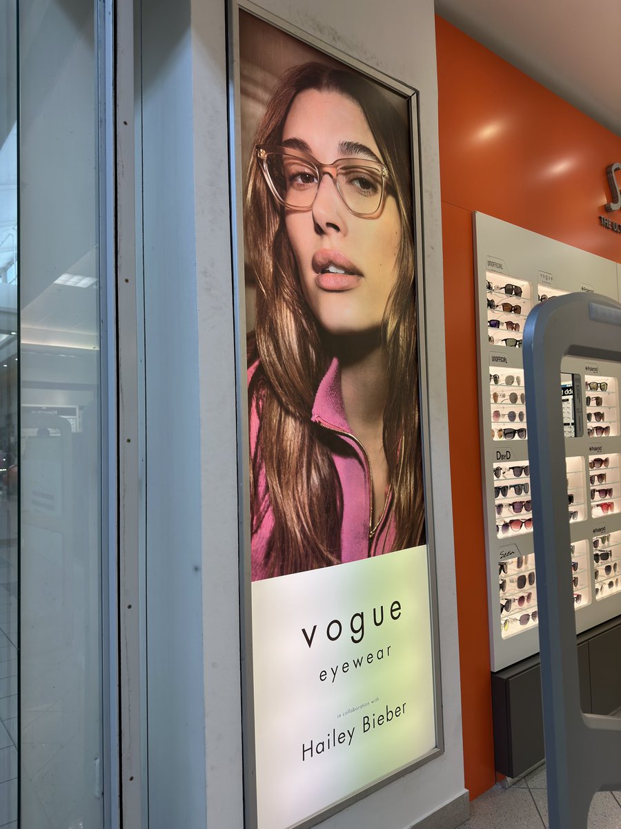 Spotted Hailey in Budapest 🤪 😎 

@haileysoutfits @hrbsource @VogueEyewear