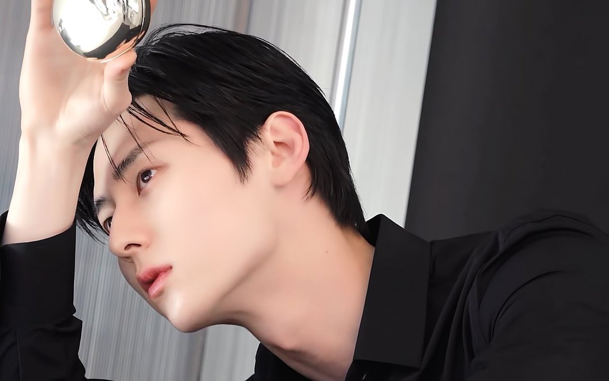 v_v2017v_v's tweet photo. 클라랑스 올블랙 황민현 01 https://t.co/tnSQYomKTw