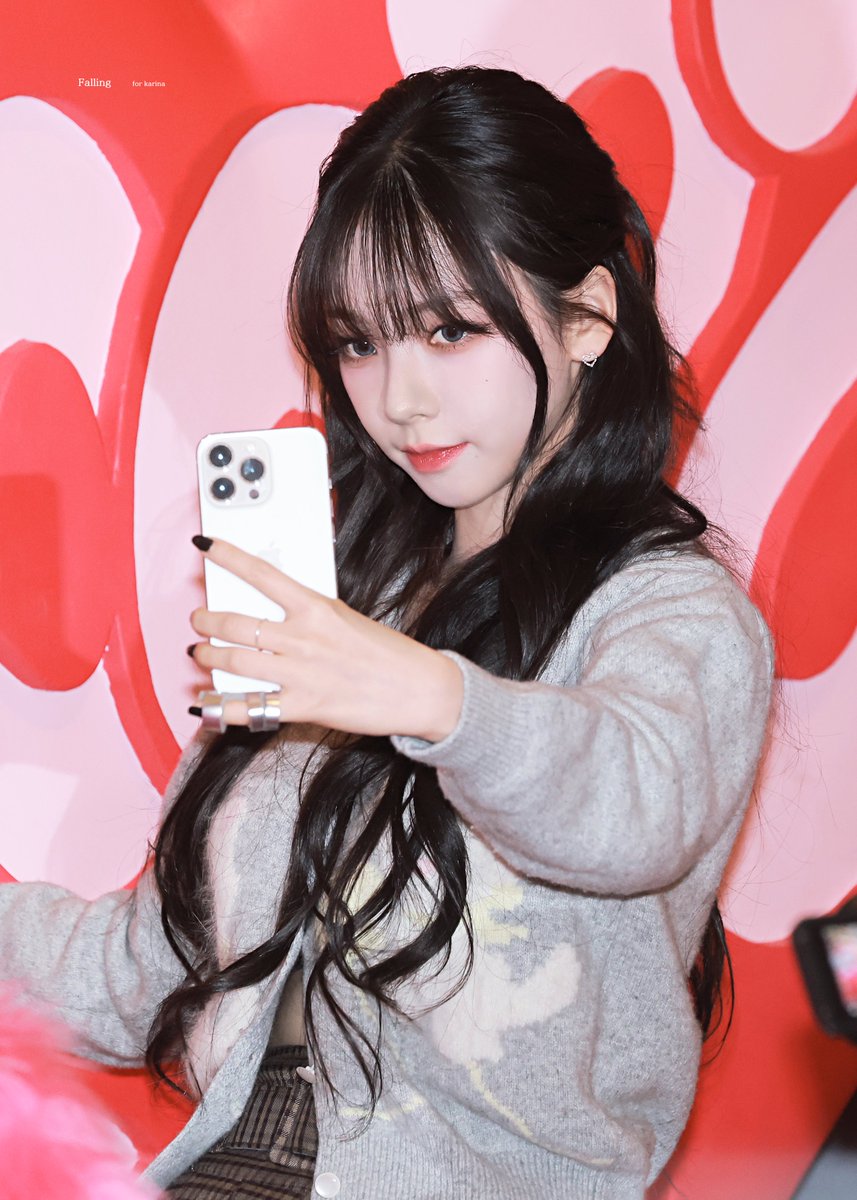 Falling_411's tweet photo. 230302 팝업스토어

#aespa #에스파 #KARINA #카리나 https://t.co/9EVzfvR8ui