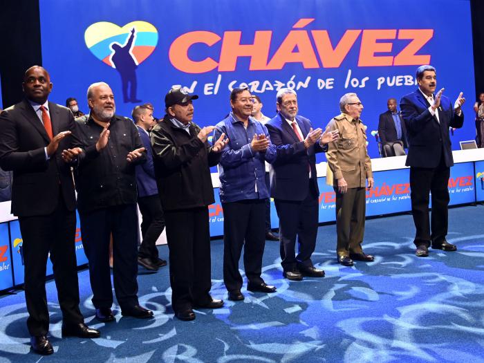 14ymedio's tweet photo. Los #líderes que se #beneficiaron del #despilfarro de #Chávez se #juntan en Caracas https://t.co/WbzEJ2aoKk
👉Raúl #Castro, Evo #Morales, Daniel #Ortega y Rafael #Correa conmemoraron el décimo aniversario de la muerte de "nuestro comandante eterno" https://t.co/x4pyCk4cek