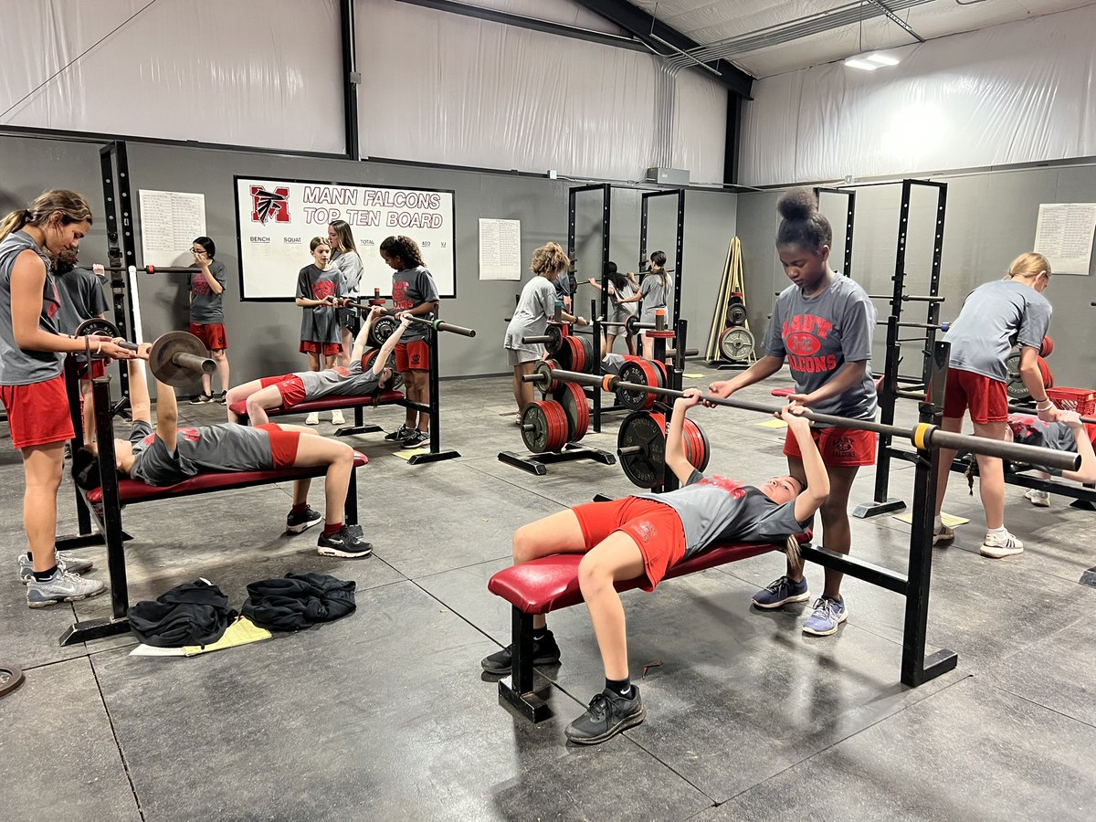 mann_girls's tweet photo. 7th Grade TRACK DOING WORK in the weight room..💪🙌

# OTOF
#ThinkStrong
#BeStrong
#FinishStrong https://t.co/x3NyzVDpuq