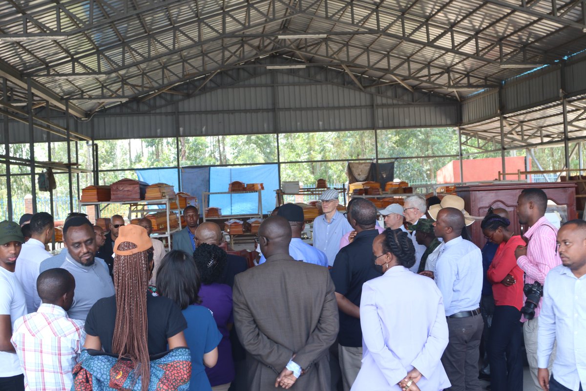 Development Partners today visited Musanze #Agakiriro, built through a p'ship between <a href="/LODARwanda/">LODA | Rwanda</a>, <a href="/RwandaLocalGov/">Ministry of Local Government | Rwanda</a>, <a href="/MusanzeDistrict/">Musanze District</a> and Enabel’s Urban Economic Development initiave (UEDi). Functional since August 2021, the facility hosts 600 handcrafters, 15% of whom are women.