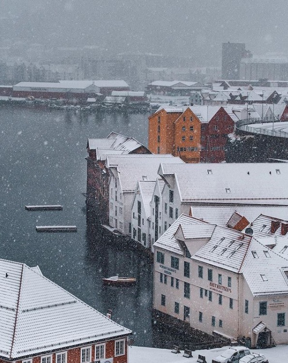 We've been hoping for "a touch of  spring", but it appears that winter wasn't quite done yet. ☃️ ❄️ 
 📷: instagram.com/eirikbjo/