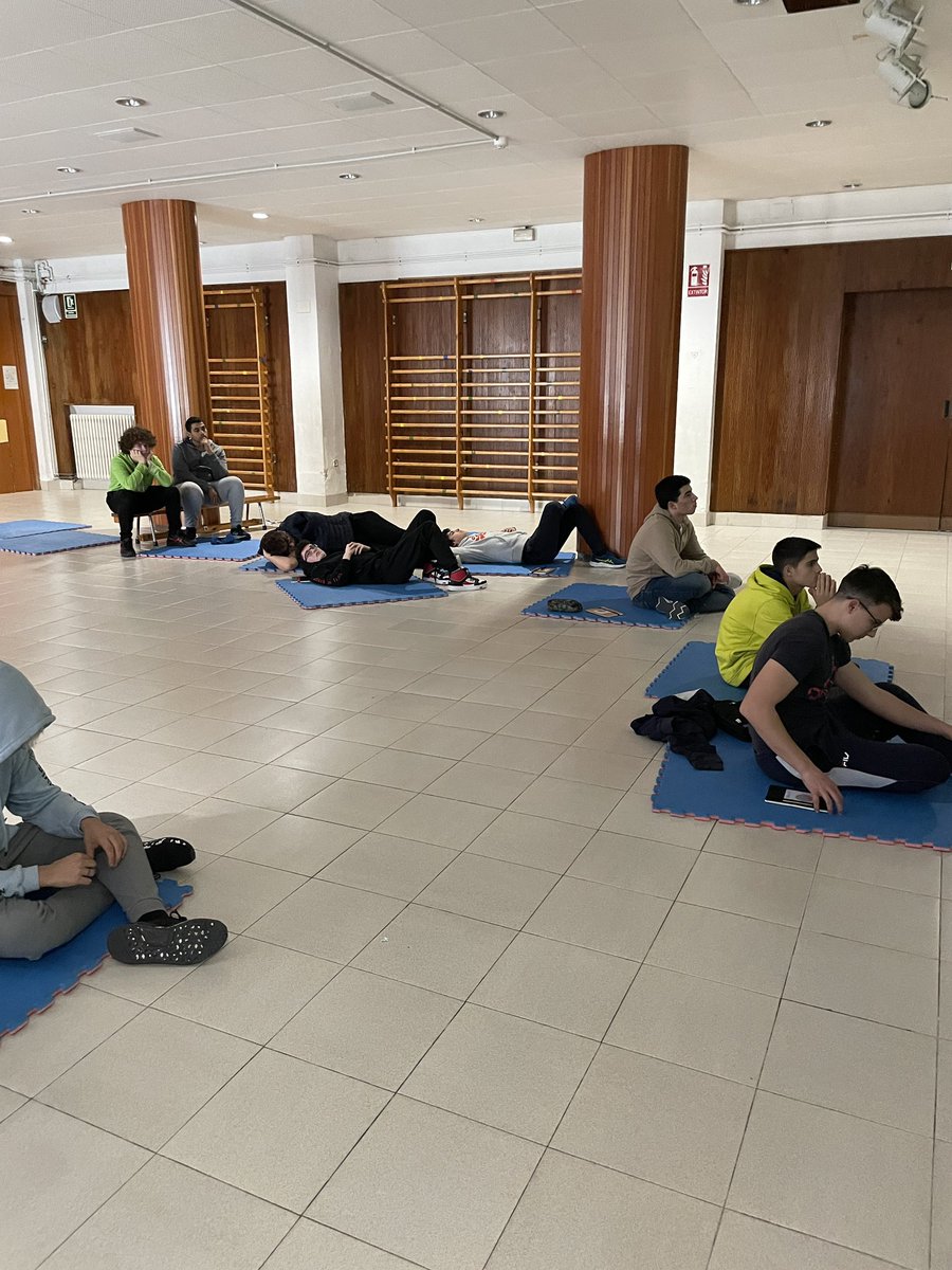 TeresesVilanova's tweet photo. 4t ESO “projecte Mirar-te” Avui hem treballat “L’atenció plena” Seguim deficant-nos temps a nosltres” #unasumabrillant #mirarte #mindfullness @FETeresiana https://t.co/Yqx7JT5CCA