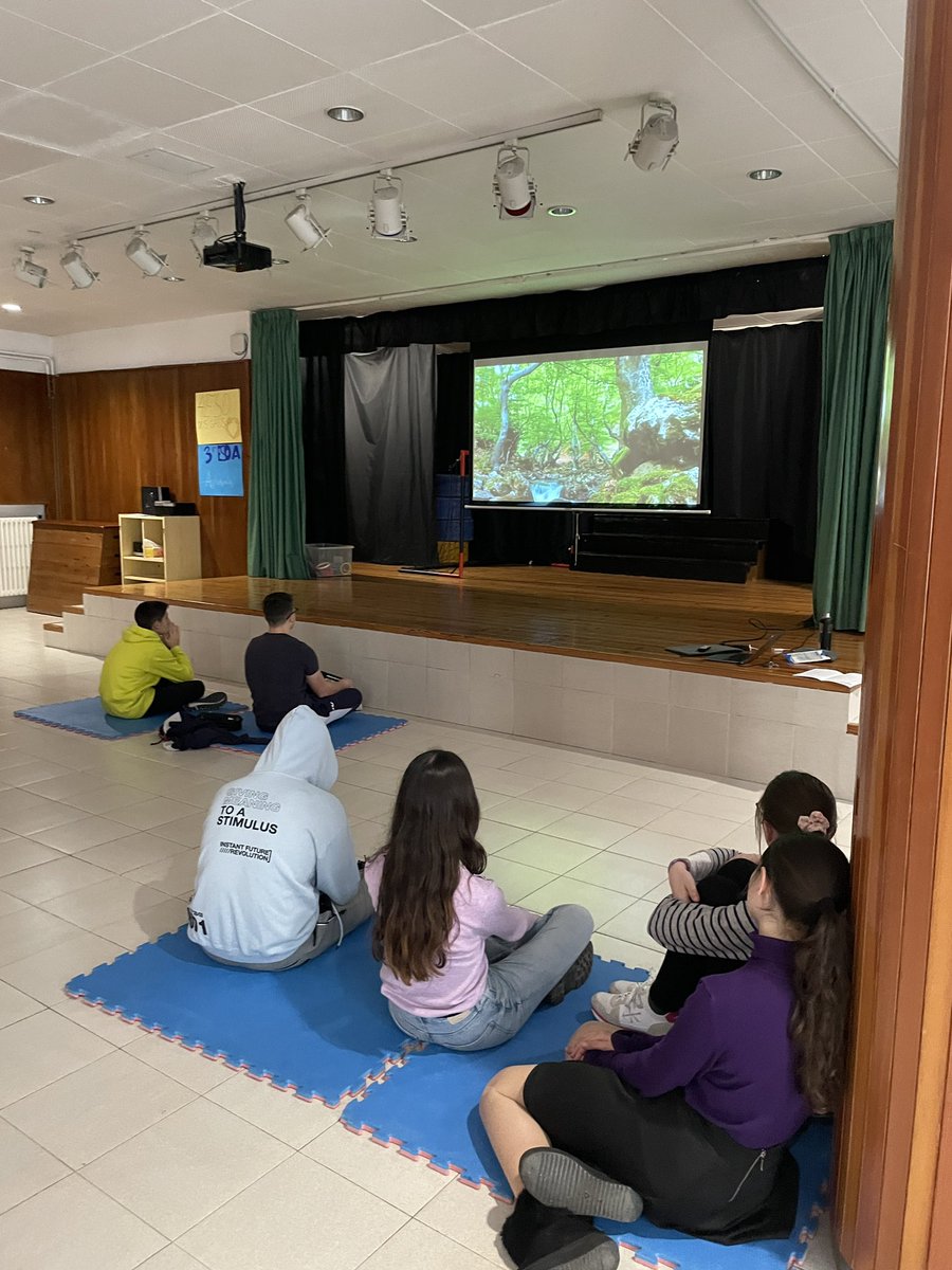 TeresesVilanova's tweet photo. 4t ESO “projecte Mirar-te” Avui hem treballat “L’atenció plena” Seguim deficant-nos temps a nosltres” #unasumabrillant #mirarte #mindfullness @FETeresiana https://t.co/Yqx7JT5CCA