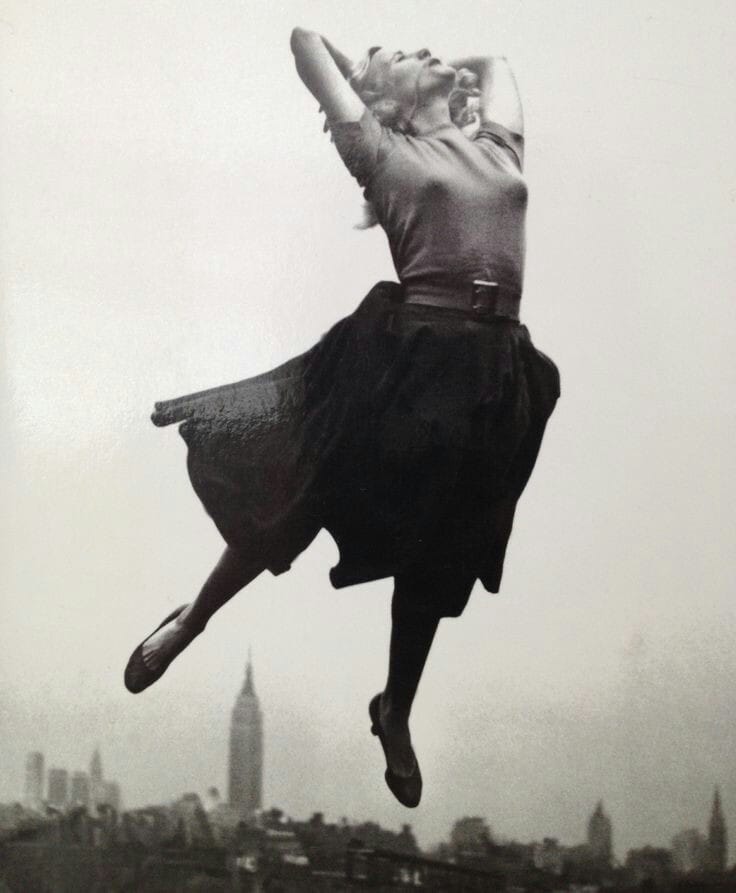 "En esta corta vida
que sólo dura una hora
cuánto—cuán poco—está
dentro de nuestro poder".
Emily Dickinson
📷Philippe Halsman
#8MarzoLiterario
