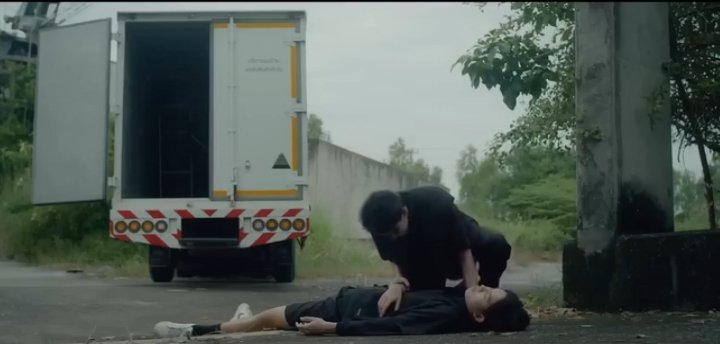 ge_mini004's tweet photo. Was it JJ or AJ who was bitten by the snake in ep.2?

@aj__chayapol @JjChayakorn 

#MidnightMuseumEP2 https://t.co/hfB8O98IX1