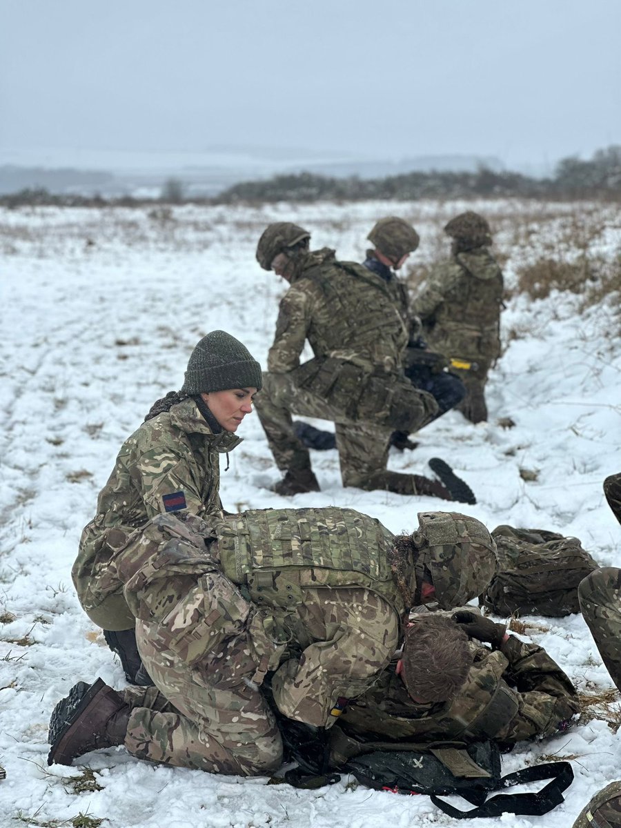 RoyalReporter's tweet photo. The Princess of Wales has been learning how to treat battlefield casualties during a training exercise with the 1st Battalion Irish Guards on Salisbury Plain on her first visit to the regiment since becoming Colonel. https://t.co/n6phqvYLcz