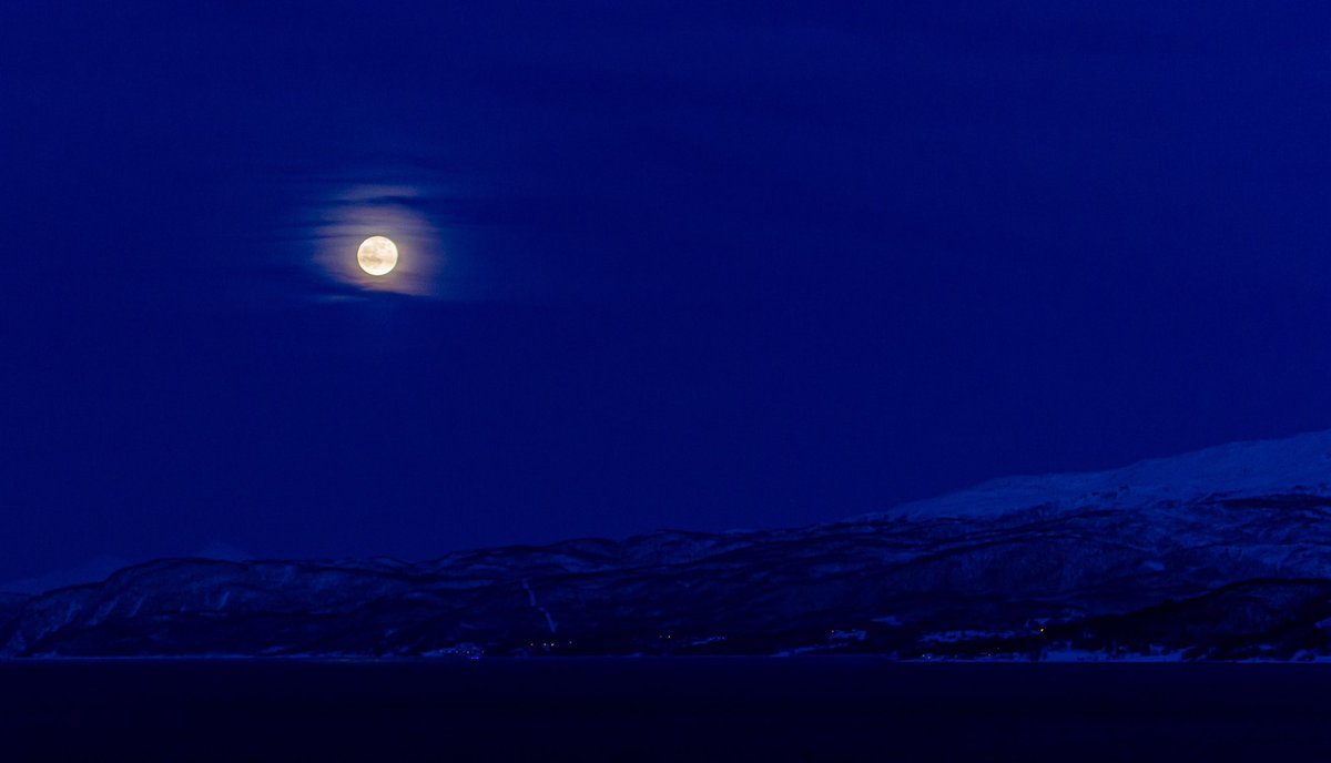 ElzoJansen's tweet photo. Volle maan. Foto’s afgelopen nacht ergens op zee genomen vanaf #ZrMsKarelDoorman door @TheSergeant_P https://t.co/fnYVOXFyzQ