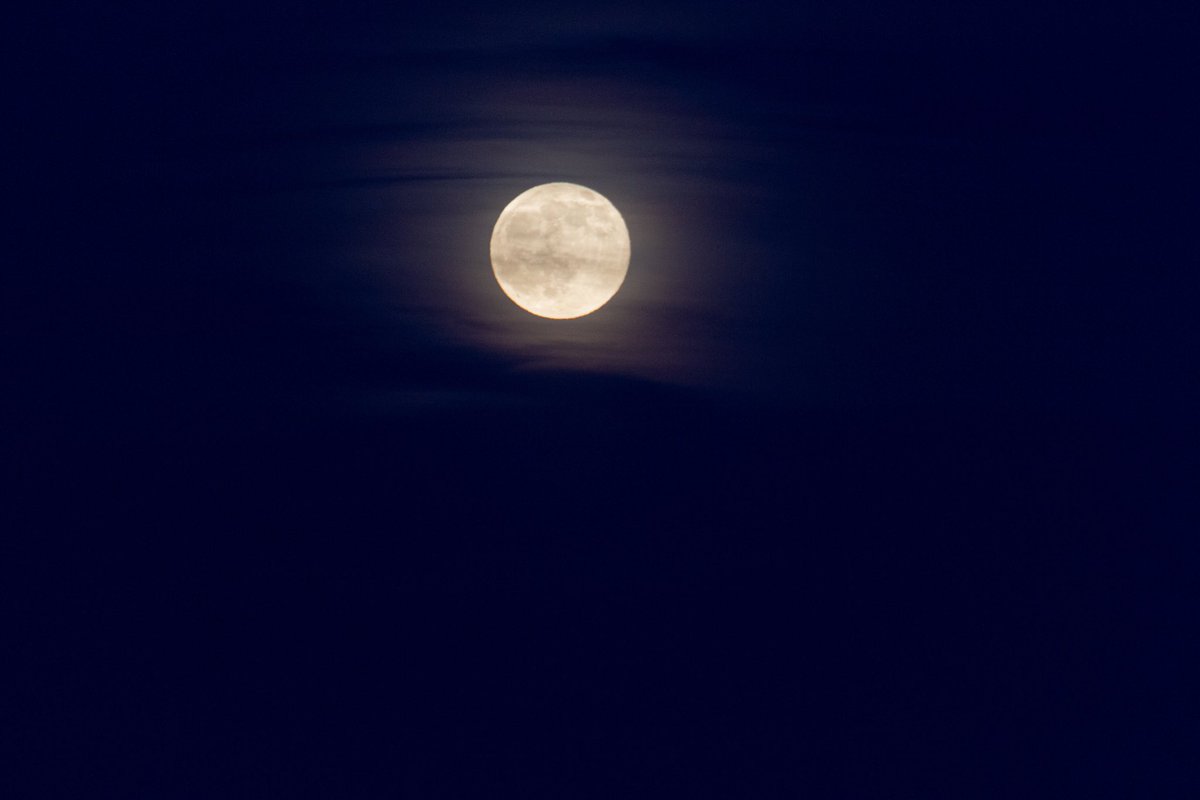 Volle maan. Foto’s afgelopen nacht ergens op zee genomen vanaf #ZrMsKarelDoorman door @TheSergeant_P