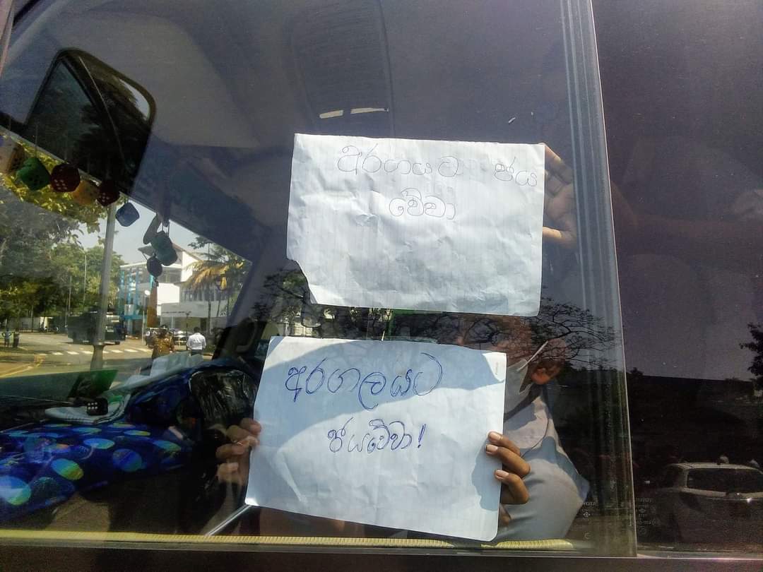 Welikumbura's tweet photo. Schoolchildren are holding boards in support of the protest carried out by the @ColomboUni students today.
#lka #SriLanka #RightToProtests #SriLankaProtrst #ProtestLK https://t.co/WG6SbjVJ3E