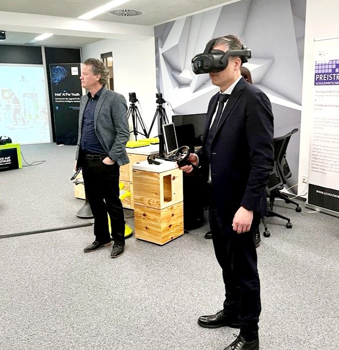 imsimity's tweet photo. Wir durften heute #MdB @thorsten_frei in unserem #XR Showroom begrüssen 💚 Er erlebte mit uns die #klimaneutraleWelt #2045 in der #power2X #VR #Lernapp, die wir für @WWF_Deutschland / Kopernikus Stiftung / @BMBF_Bund entwickelt haben 💚Danke für den kompetenten Austausch
@CDU https://t.co/sfRWjdyPWB