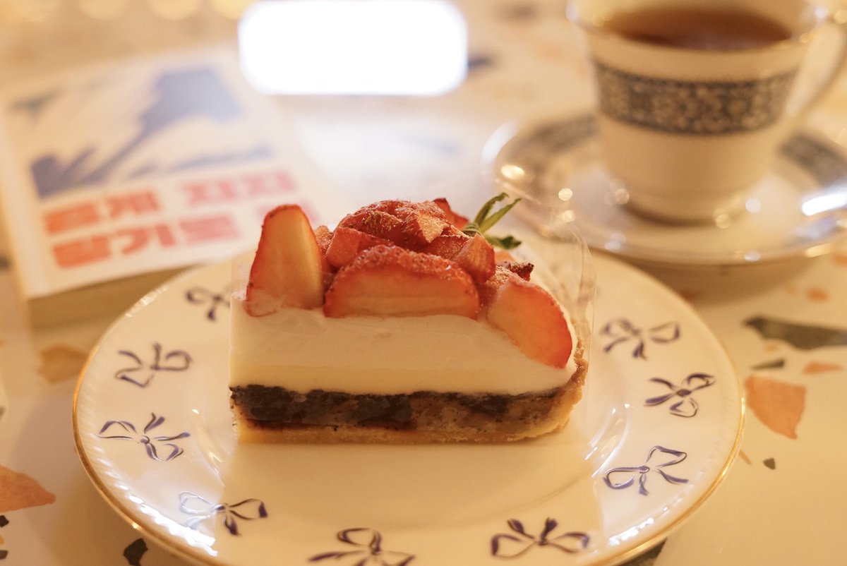 そして相変わらずケーキが美味しい！韓国ではなかなかお目にかかれないフルーツタルトに出会えるのもこのカフェの魅力😋✨
こだわりのコーヒーや紅茶も美味しい☕️
6号線の漢江鎮駅(梨泰院の隣駅)から歩いてすぐ🚶‍♀️

[네이버 지도]
울프소셜클럽
서울 용산구 한남대로 158
naver.me/Ge5rHy90
