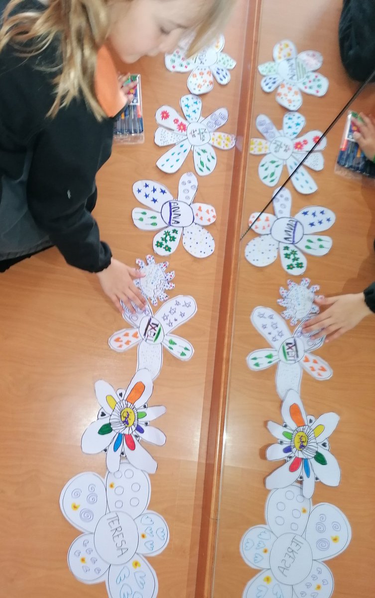 acirerasi's tweet photo. Avui, un dia assenyalat per les dones, els hi enviem la nostra força i estima, i les tenim presents regalant-los una flor. #unaflorunnom #pin2 @JesuitesEdu @AMPA_CLAVER #jelleida https://t.co/1ktpCFn3nc