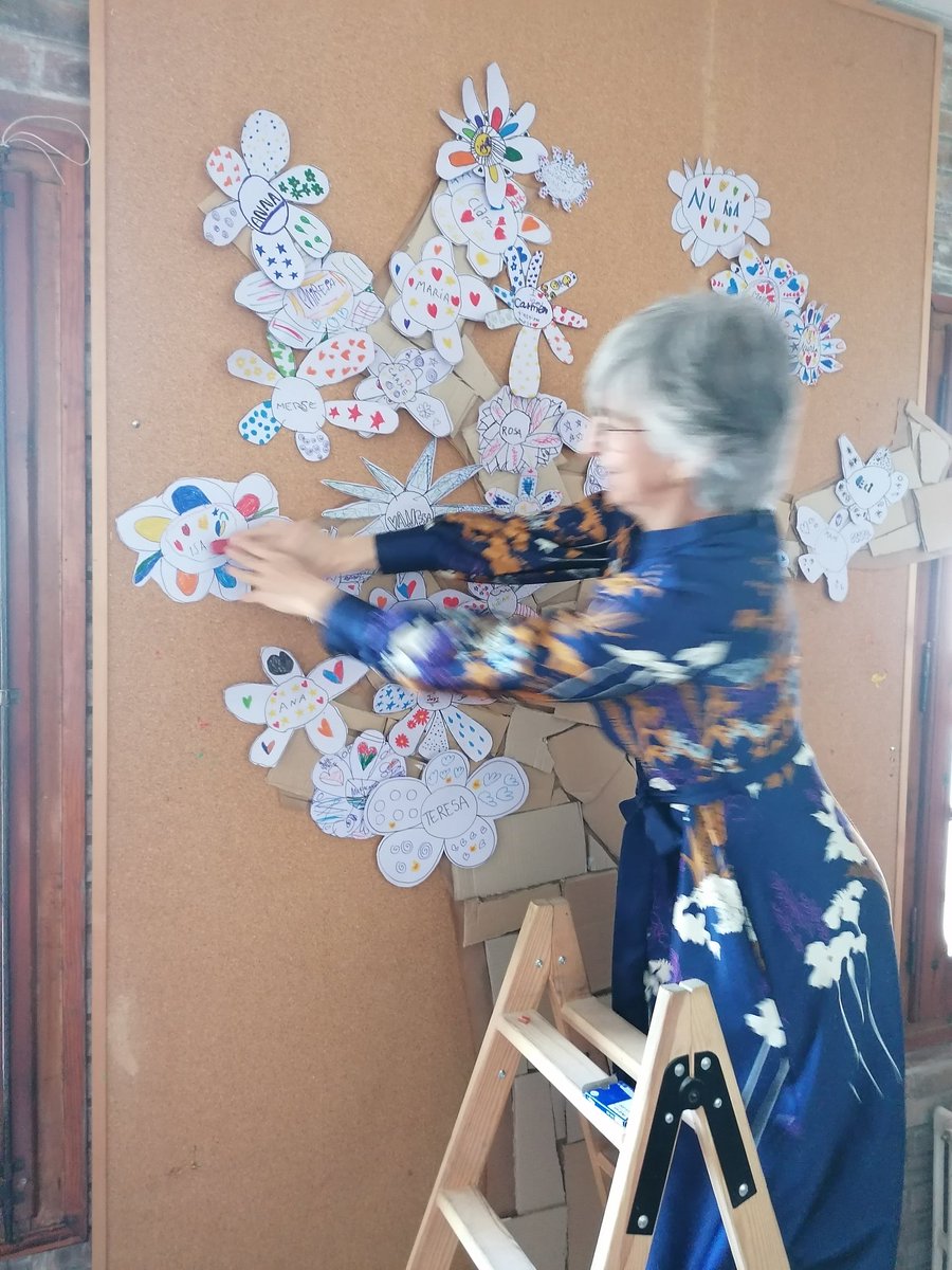 acirerasi's tweet photo. Avui, un dia assenyalat per les dones, els hi enviem la nostra força i estima, i les tenim presents regalant-los una flor. #unaflorunnom #pin2 @JesuitesEdu @AMPA_CLAVER #jelleida https://t.co/1ktpCFn3nc