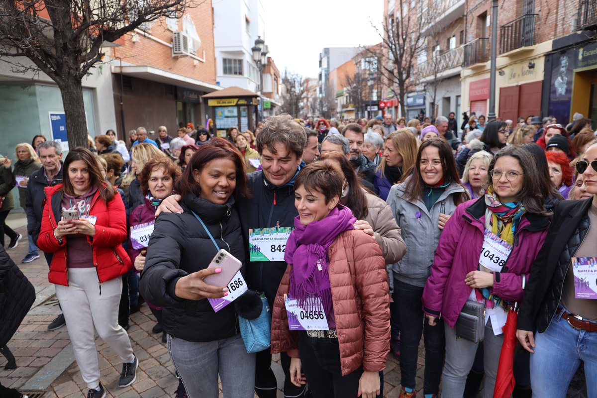 11.200 personas han participado hoy en la #MarchaporlaIgualdad 8M. Entre ellas la ministra de Política Territorial y Portavoz del Gobierno, <a href="/isabelrguez/">Isabel Rodríguez García</a>, el alcalde, <a href="/JavierAyalaO/">Javier Ayala / ❤️</a> y el concejal de Feminismo, <a href="/RaulHdezDelgado/">Raúl Hernández 🏳️‍🌈</a>, además de otros miembros de la Corporación municipal
