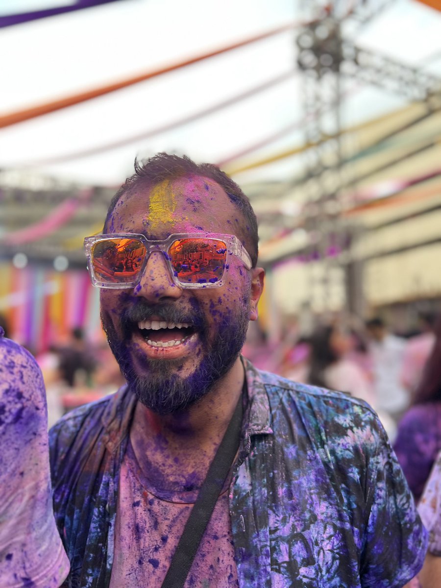 Kaustav_89's tweet photo. A colourful holi indeed. The only thing I could think of was this - though there were thousands of people crammed into this space, there was no a single issue that happened when it came to safety, etc. That’s why Mumbai is ❤️

#Holi #holicelebration #HoliFestival2023 #Mumbai https://t.co/XTIe61jSLM