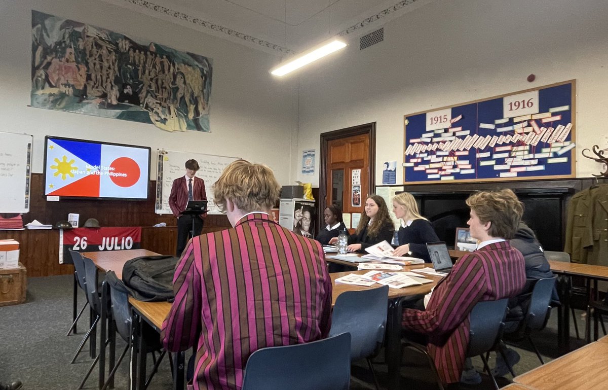 Upper Sixth A levels students organised their own Cold War revision session in Ac Pri this afternoon. They were each responsible for delivering/re-teaching a unit of the course. Great work all 👏🏼