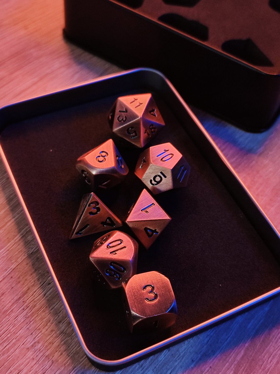 поздравила себя сама с праздничком, подарила себе первый свой набор красивущих металлических дайсов, которым можно хорошенько уебать
потому что всë что угодно наносит дамаг, если ты достаточно смел (и удачно кинул инициативу)