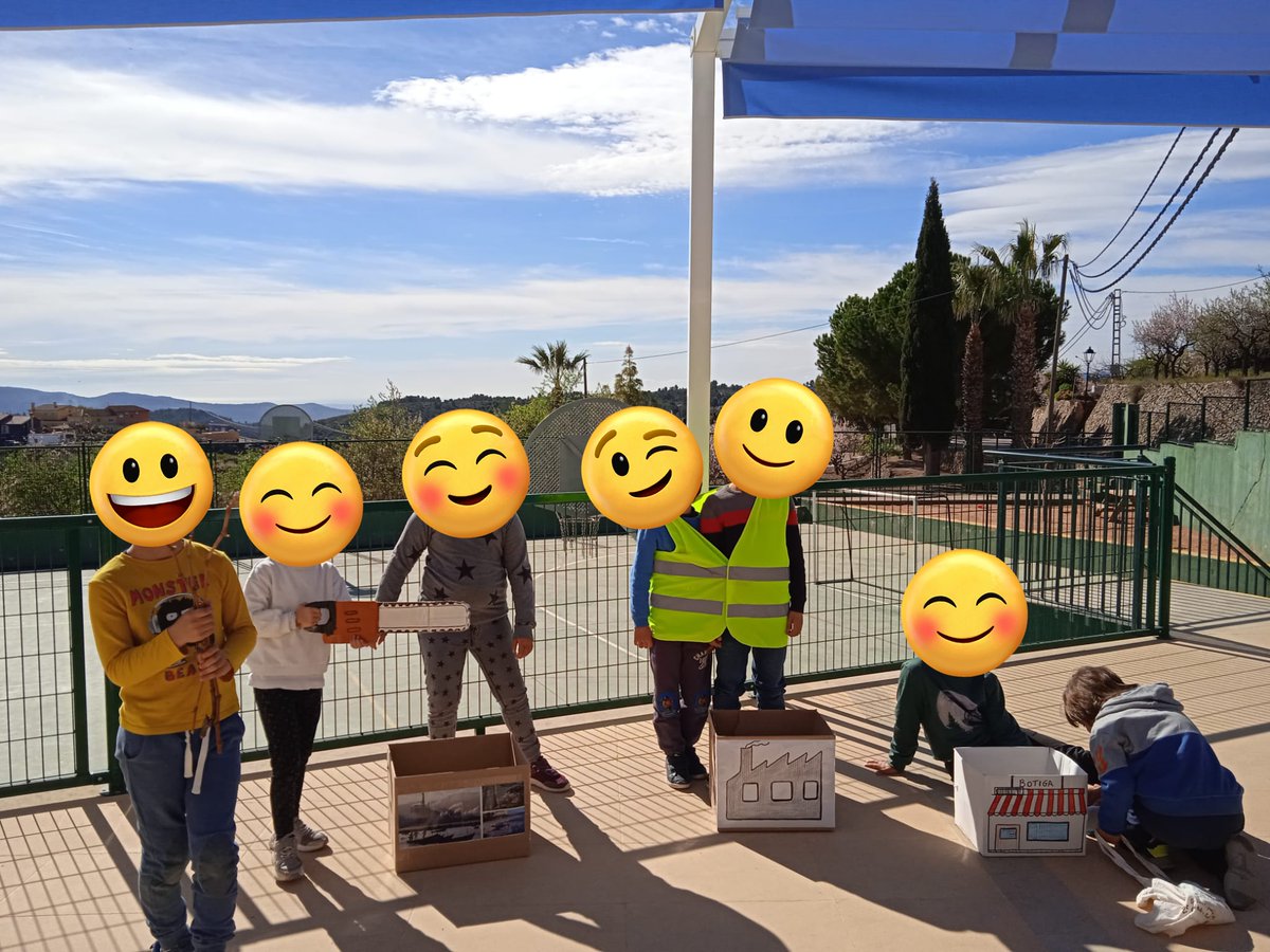 rdecategoria's tweet photo. ♻️ A les nostres activitats escolars, l'alumnat investiga d'on venen les coses que emprem l'escola, com per exemple el paper, per aprendre la importància de reciclar i estalviar recursos. 
Aquesta setmana ha estat el torn de #Figueroles i #Costur. 
#recicladecategoria https://t.co/akVk8DJovS