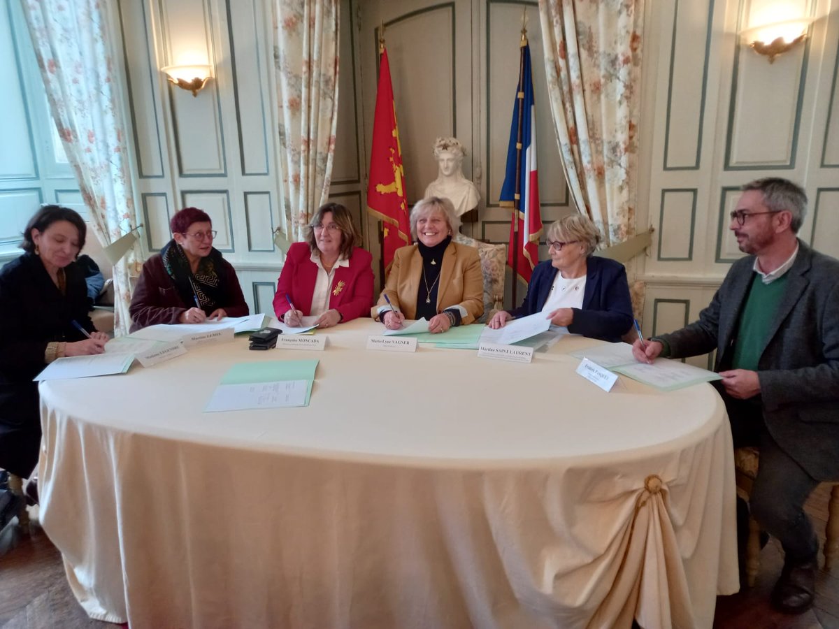 Clement_F76's tweet photo. Signature #convention du projet #langage à #Bernay par @MoncadaFra, Mme le Maire, Interco Bernay, CRTLA, UFR #orthophonie et Normandie #pédiatrie
✅ projet partenarial 🤝
✅ création de l'#OLC3 #maternelle27 🧑‍🏫
➡️ #prevention langage dès 3 ans @dsden27 👄 https://t.co/i5K7pFVcKB