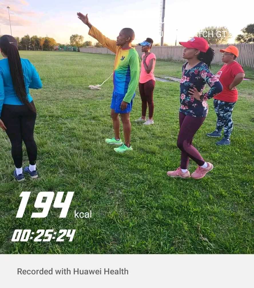 Nice grass session that ended with a relay race 🤣😂 I love my club:KGA @KgosiGaleshewe_ 🥰 #RunningWithTumiSole #FetchYourBody2023 #TrapnLos #IPaintedMyRun coz #MentalHealthMatters always 💙 ❤️ 💙 ❤️ @ASICS_ZA @Runkeeper #AsicsFrontRunner 🧚‍♀️