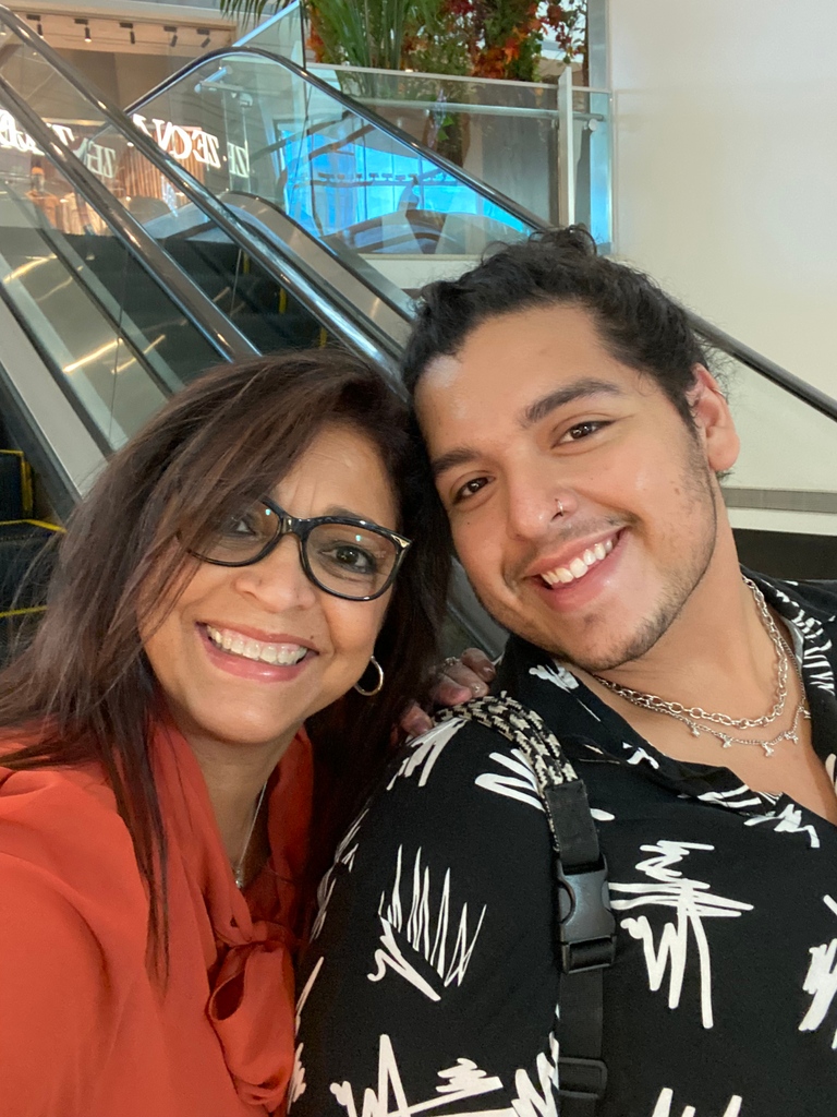 thisispjae's tweet photo. What happens in Vegas stays in Vegassss! Are yall excited about the new Idol episode coming this weekend?!⁠
⁠
⁠
#lasvegas #travelbug #exploremore #family #singer #singersongwriter #instatraveling #mom #bellagio #vangough #nachodaddies #interactivemuseums https://t.co/jbx3HaSGqI