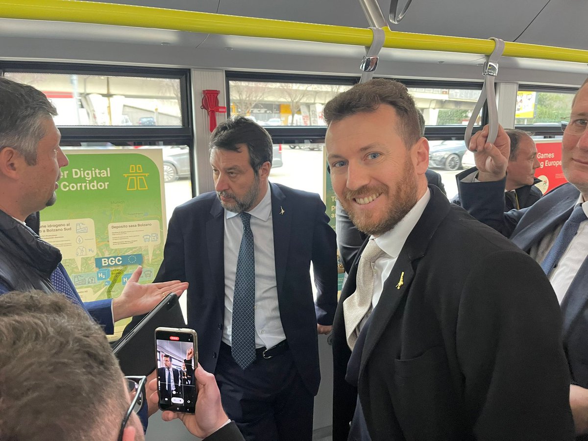 Matteo_Gazzini's tweet photo. Trasporto merci lungo l’asse del Brennero, CasaClima, infrastrutture e mobilità sostenibile.
Oggi è stata una giornata intensa insieme a @matteosalvinimi 

#legasalvinipremier #ParlamentoEuropeo #casaclima https://t.co/tE3dtiT2QN