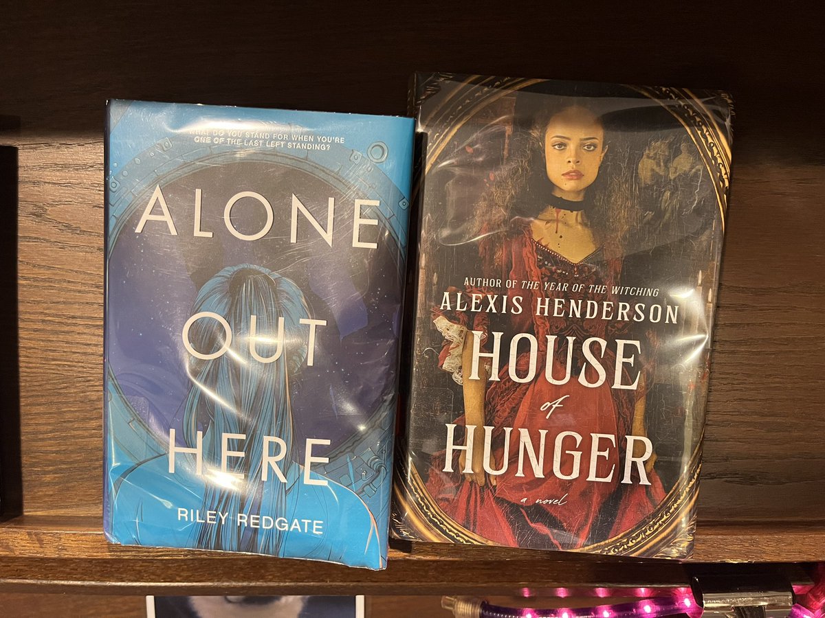 WittyBVNW's tweet photo. Stop in to @bvnwlibrary before spring break to check out a book or two! Whether you’re on the beach or the slopes or your own couch, we’ve got a book for you! ☀️⛷️🛋️📖 https://t.co/jJ8R1y97P8
