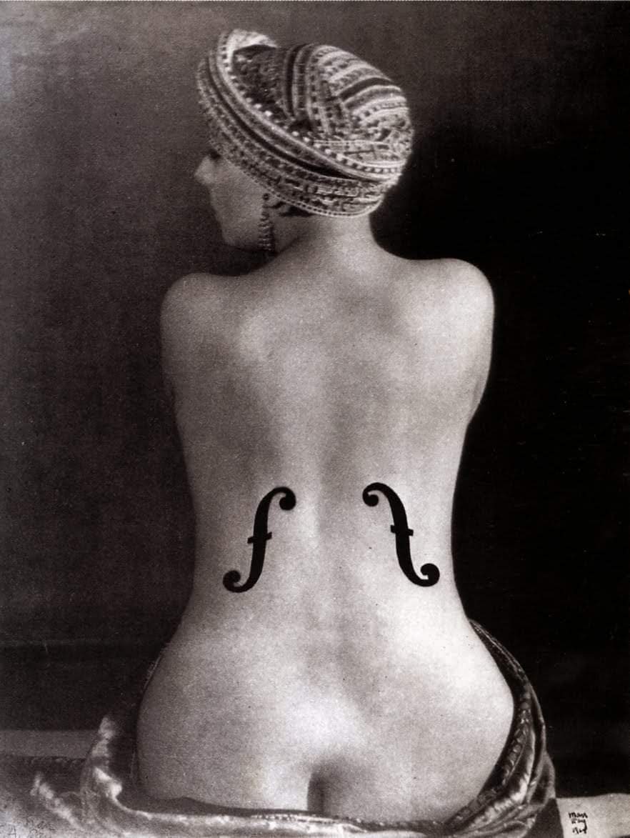 El Violin de Ingres.
Man Ray. EEUU 1924.
Uno de los fundadores del dadaismo. Llegó a París en 1921.
El Violin de Ingres hace referencia  a las dos aberturas del instrumento que Man Ray  dibujo con tinta china en la espalda de su amante, la maravillosa Kiki de Montparnasse.
