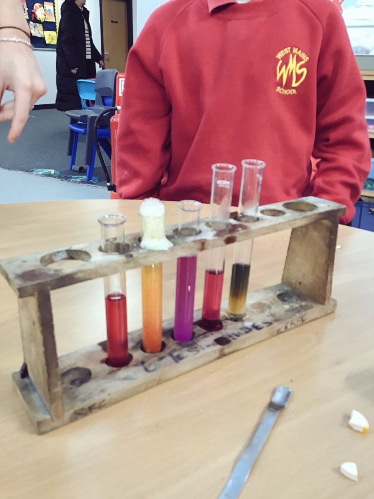 Duncanrig_Bio's tweet photo. Our ambassadors visited West Mains Primary on Monday and armed the pupils with the skills required to present to their parents on their STEM family learning night. This was the most popular activity and the pupils demonstrated their knowledge perfectly! 🧪🔬 https://t.co/uj1293K52V