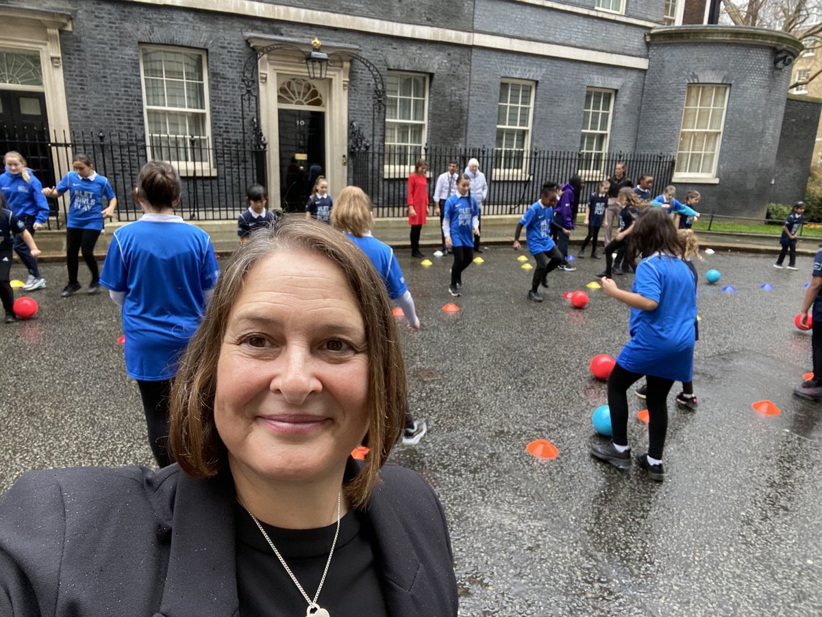 donnamcivor's tweet photo. A monumental day for girls’ football in schools #BEFS and equal access for girls. Not everyday the PM has a kick about with ⁦@Lionesses⁩ and local school girls outside No 10. #LETGIRLSPLAY https://t.co/fIuGNvZRtz