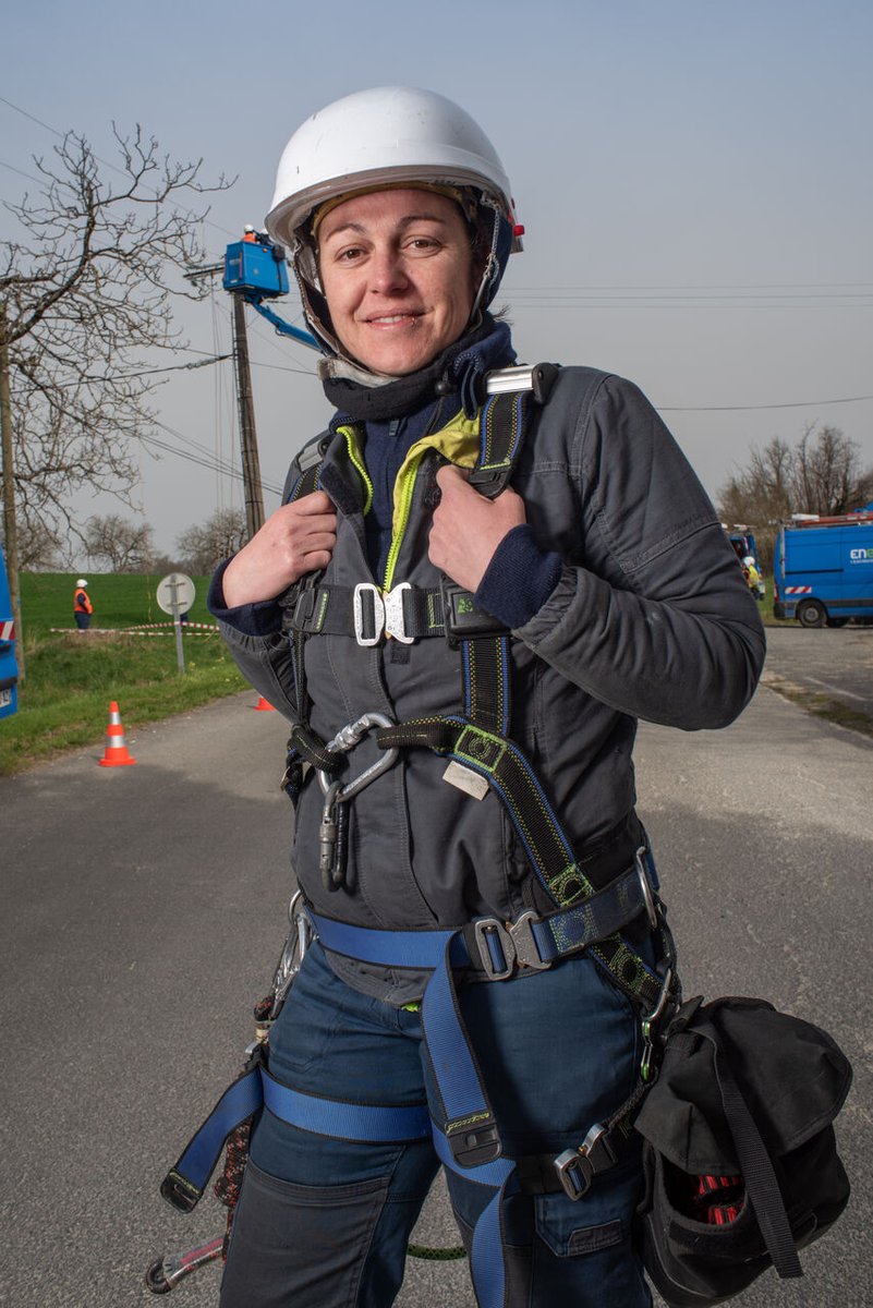 enedis_pdl's tweet photo. Sarah, Marie, Lucile et Eloïse font partie des 4⃣6⃣9⃣ bâtisseuses de la Nouvelle France Electrique en Pays de la Loire ! C'est 18,6% de plus qu'en 2021 ! @Enedis œuvre pour une politique volontariste pour l’égalité professionnelle entre les ♀️ et les ♂️ de l’entreprise #8mars https://t.co/FMT2dstIJP
