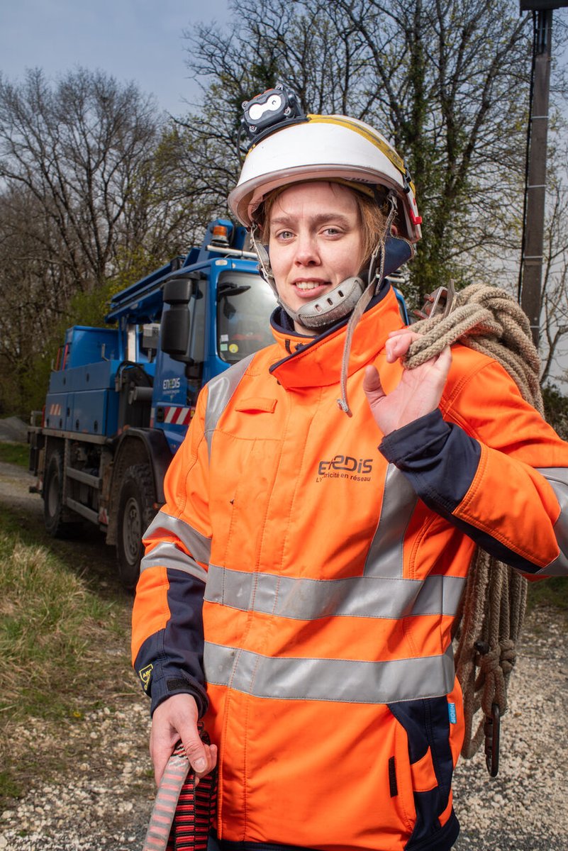 enedis_pdl's tweet photo. Sarah, Marie, Lucile et Eloïse font partie des 4⃣6⃣9⃣ bâtisseuses de la Nouvelle France Electrique en Pays de la Loire ! C'est 18,6% de plus qu'en 2021 ! @Enedis œuvre pour une politique volontariste pour l’égalité professionnelle entre les ♀️ et les ♂️ de l’entreprise #8mars https://t.co/FMT2dstIJP