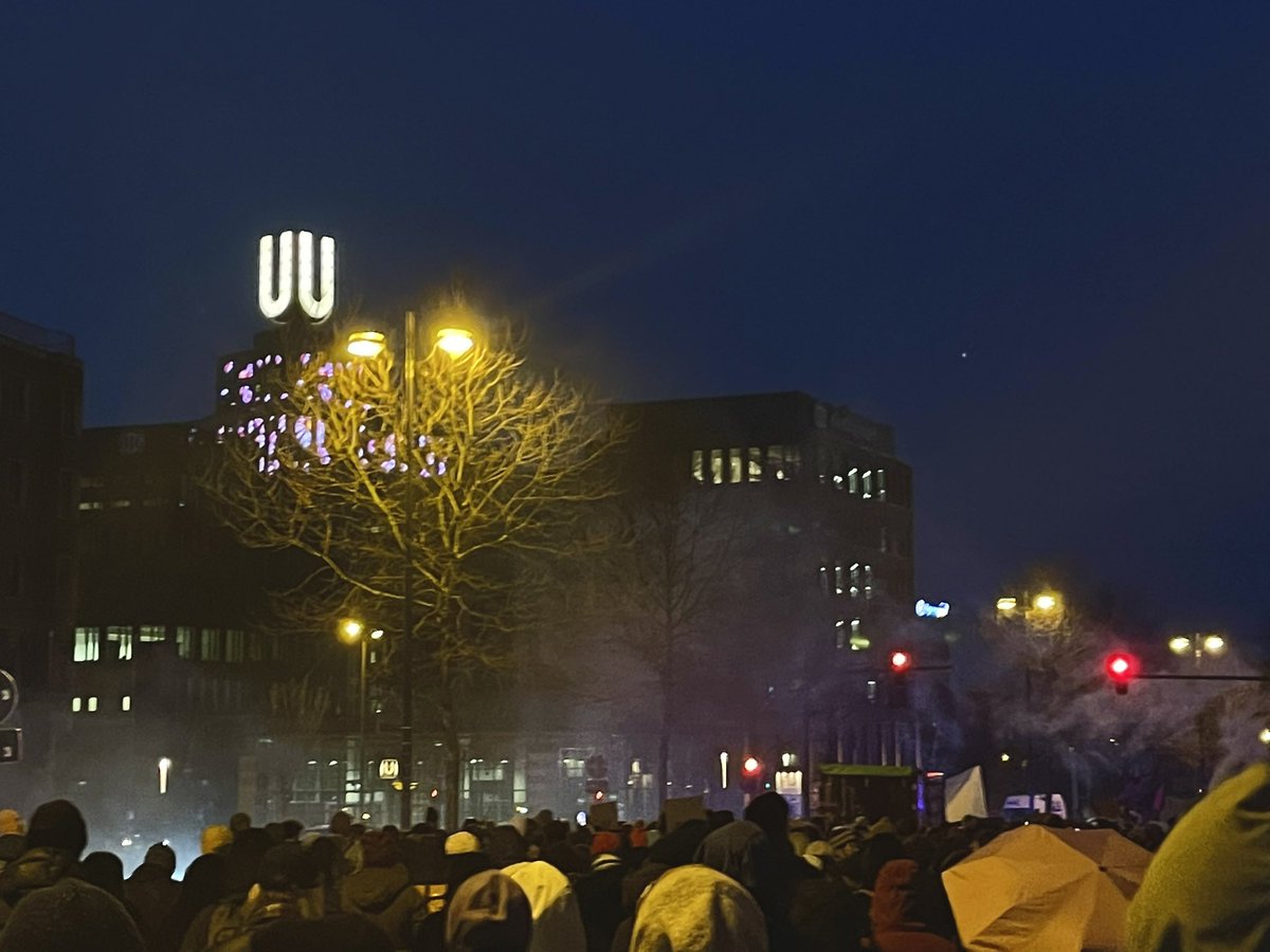 drtmnd161's tweet photo. eine sehr stabile Demo mit rund 800 Teilnehmer*innen zieht zum #Frauenkampftag durch #Dortmund.
ONE SOLUTION - QUEER REVOLUTION! #do0803 https://t.co/TDywNqeMmt
