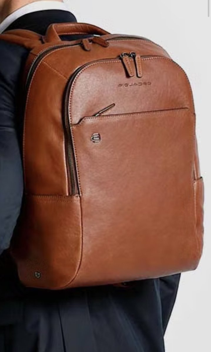 fbravoalliende's tweet photo. Me robaron esta mochila hoy en el Café Público del GAM. Es imposible recuperar el notebook, pero por favor devuelvan dos libros viejos de la Biblioteca de la UC que había dentro. El computador se puede recomprar pero le tengo más susto a la multa de la biblioteca 😩 https://t.co/SkGILwQ4Kd