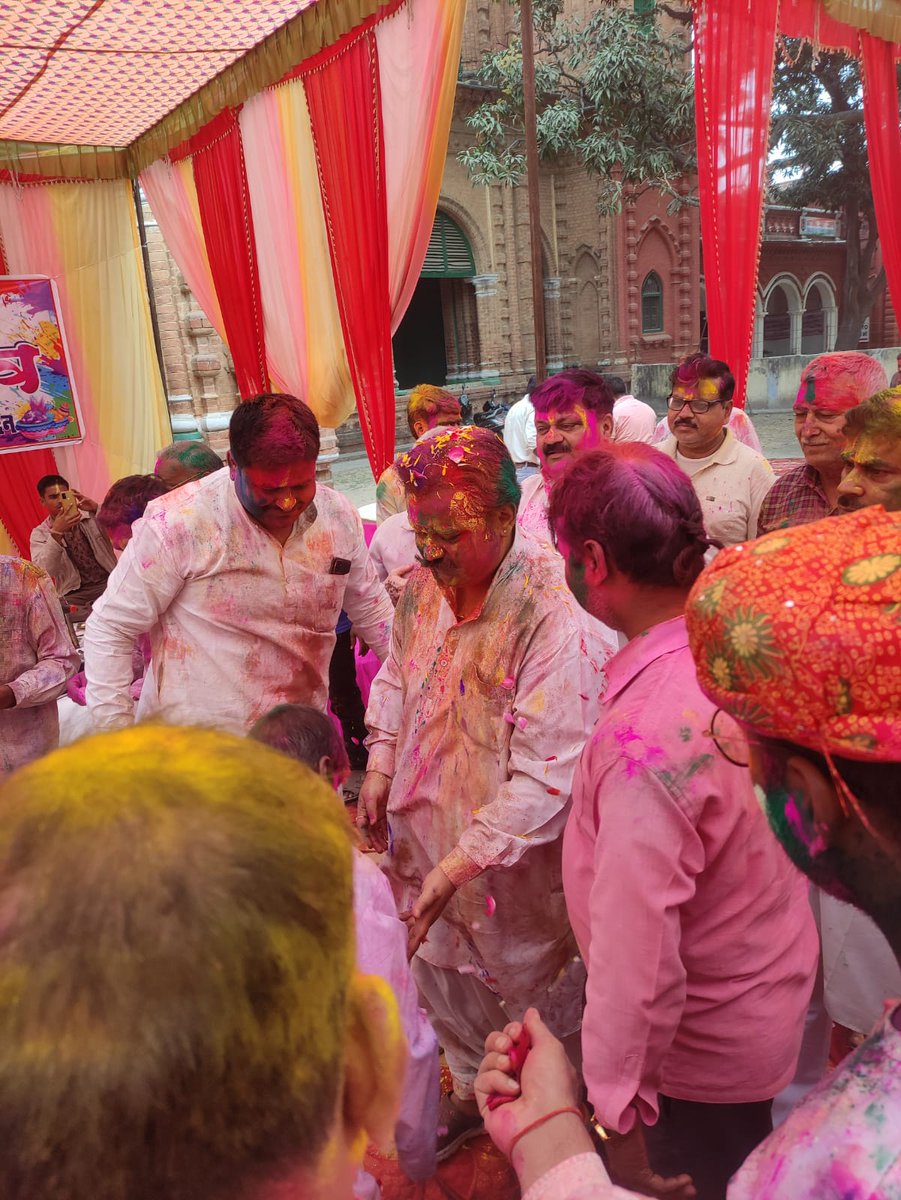 आज महाविद्यालय के संस्थापक अध्यक्ष परम श्रद्धेय महाराजा श्रीमान जयेन्द्र प्रताप सिंह जी, संयुक्त सचिव श्री बी०के०सिंह जी, प्राचार्य प्रो० जे०पी० पाण्डेय जी तथा अन्य प्राध्यापकगण व गणमान्य नागरिकों के साथ रंगोत्सव मनाया गया।